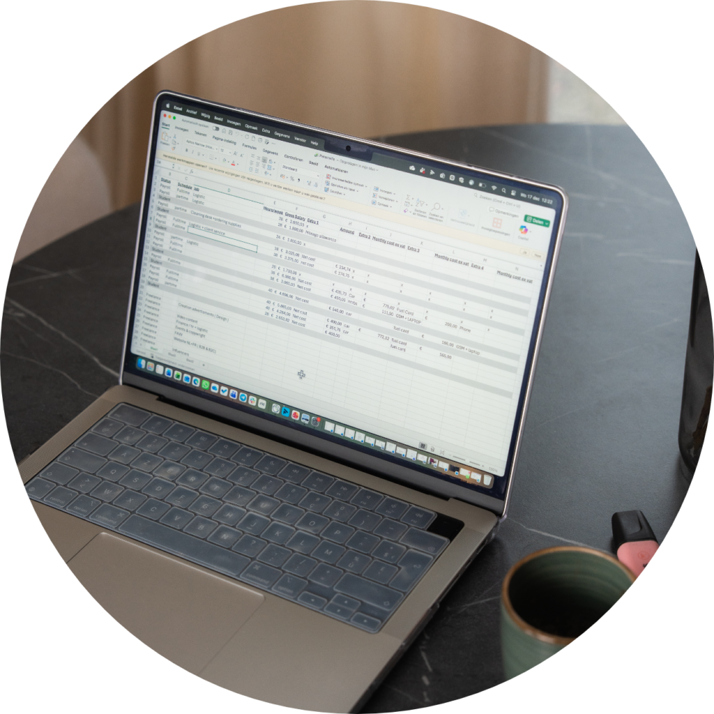Laptop met scherm op excelsheet voor finance beheer in bedrijfsadministratie