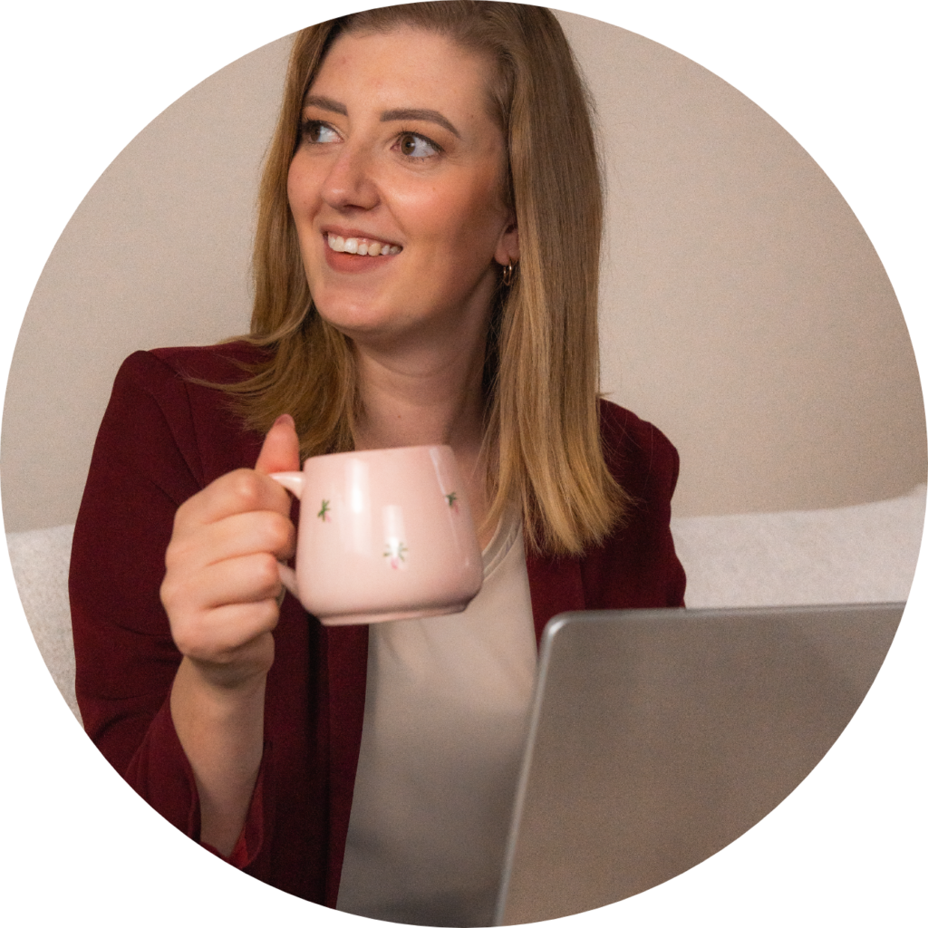 Jana van J-Flow bedrijfsadministratie met een koffie in de hand.