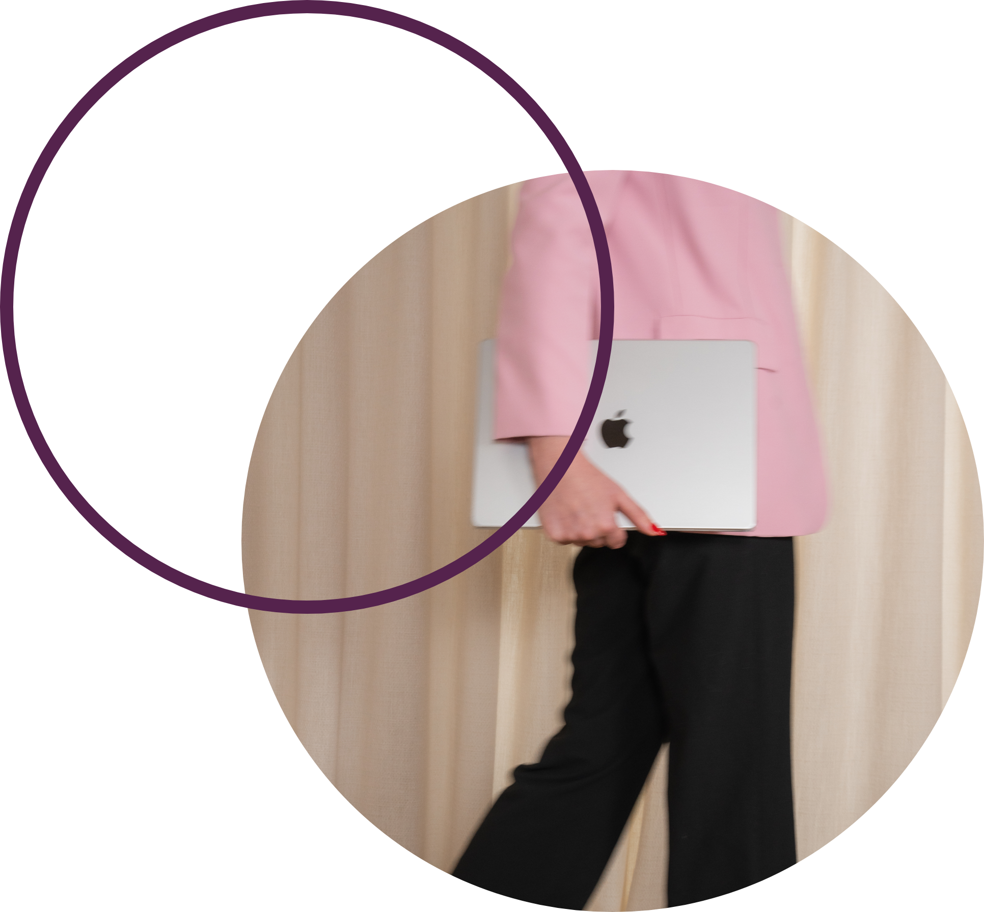 Wandelend persoon met apple computer